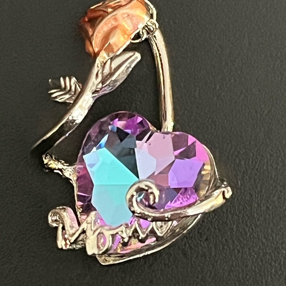 ☄️This stunning heart and rose pendant necklace is perfect for Mother’s Day! 18” - Picture 2 of 14